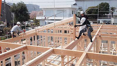 上棟時　丸太梁を設置している大工職人