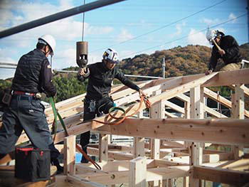 上棟時　登り梁を設置している写真